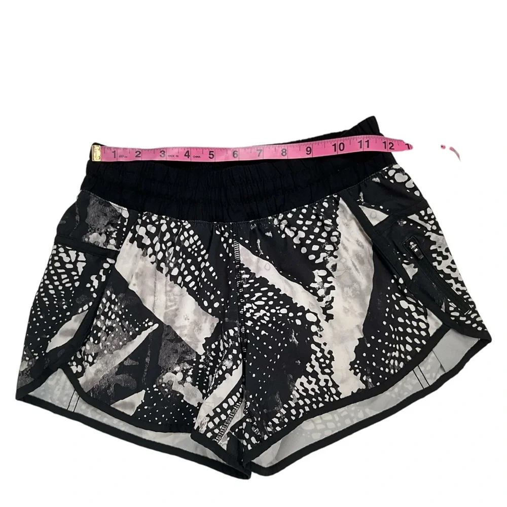 Lululemon Tracker Short III 4-way Stretch Static Mist White Black / Black Size 6